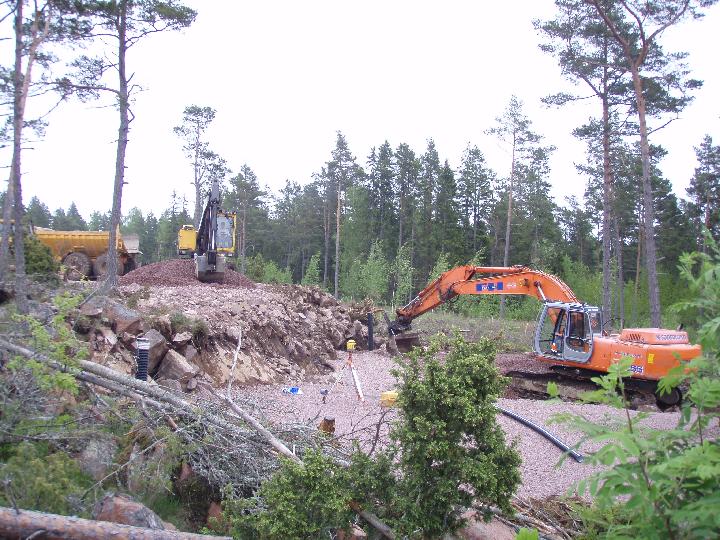 31-5-2007 kv 17 tomt 2.JPG - fyllningsarbeten i grunden